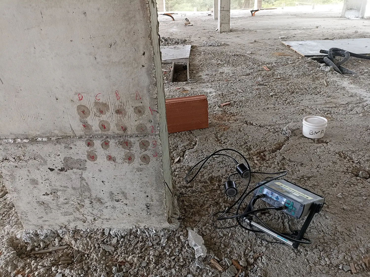 Ultrassom em pilar de concreto com malha de esclerometria marcada