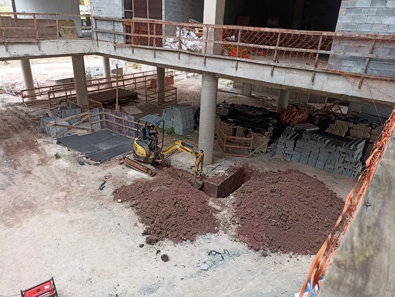 Escavação para verificação de elemento de fundação em obra