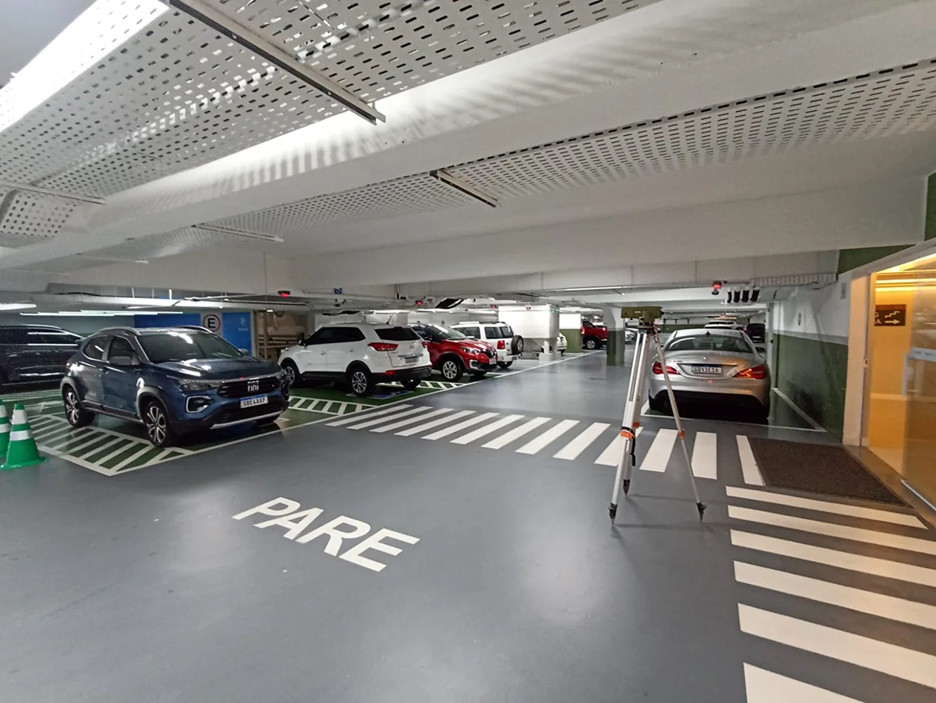 Nível topográfico instalado em garagem para monitoramento de recalque